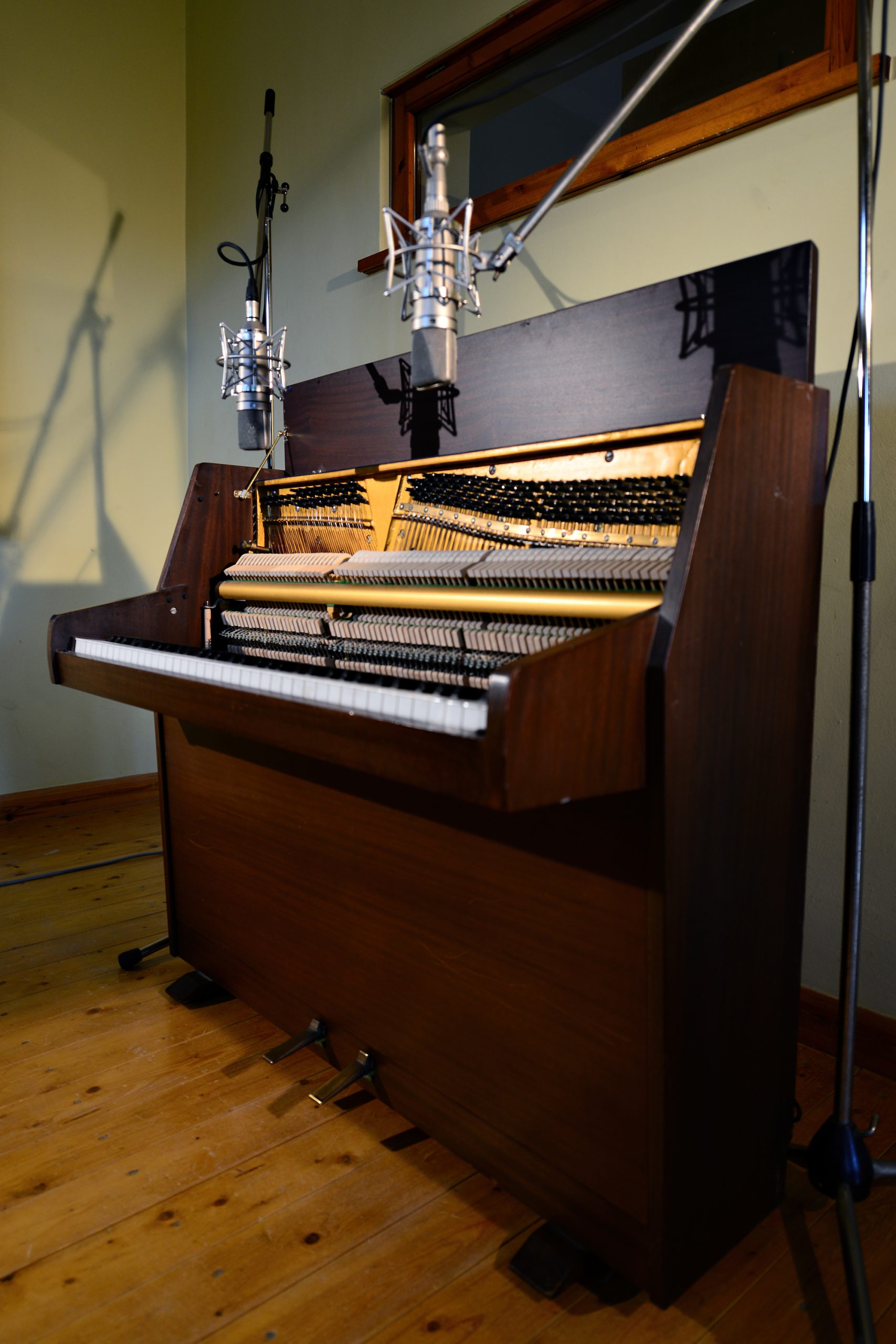 Upright piano